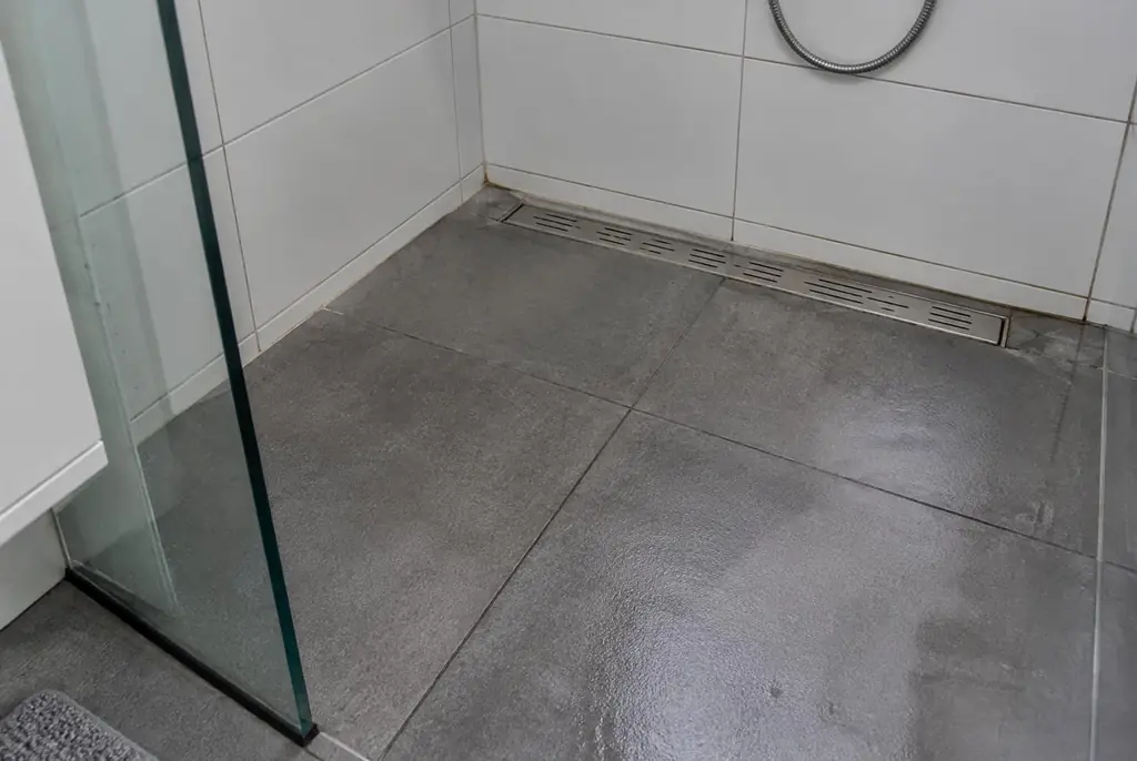 Lekdetectie Hulshorst – lekkende inloopdouche met natte voegen