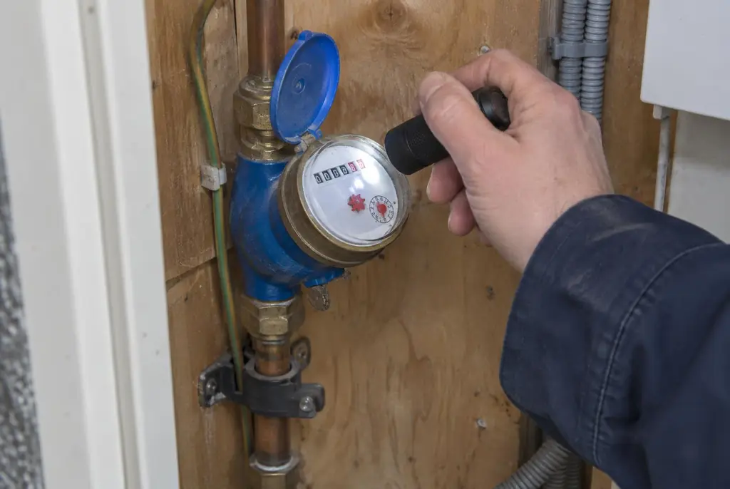 Lekdetectie Hulshorst – watermeter in de meterkast controleren met een zaklamp